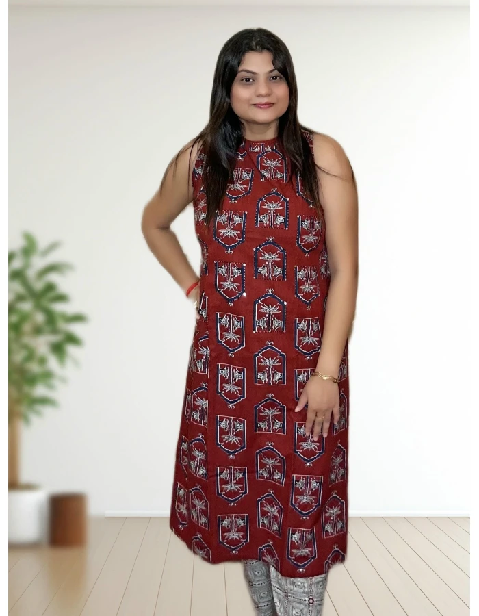 A model wearing Pure Cotton Ethnic Kurti Pant Set Foe Women A model wearing Pure Cotton Ethnic Kurti Pant Set Foe Women