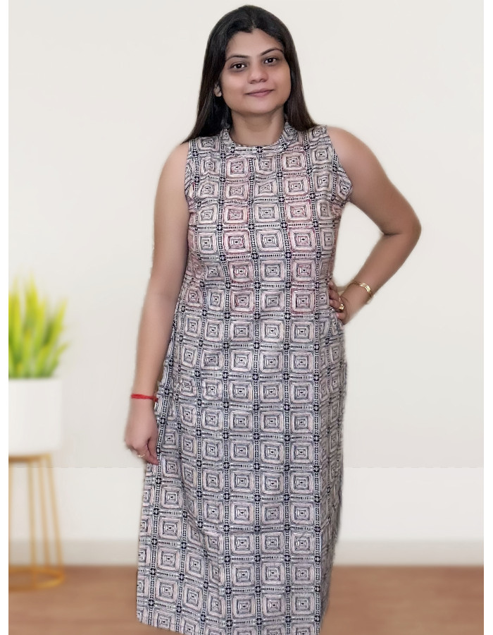 A model wearing Sleeveless Pure Cotton Two Piece Set For Women A model wearing Sleeveless Pure Cotton Two Piece Set For Women