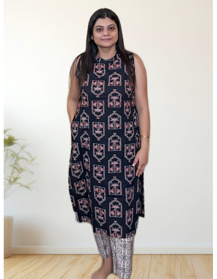 A model wearing Pure Cotton Black Ethnic Kurti Pant Set For Women A model wearing Pure Cotton Black Ethnic Kurti Pant Set For Women