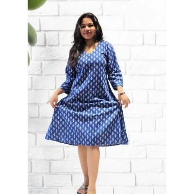 A model wearing Midi Dress In Pure Cotton For Women A model wearing Midi Dress In Pure Cotton For Women