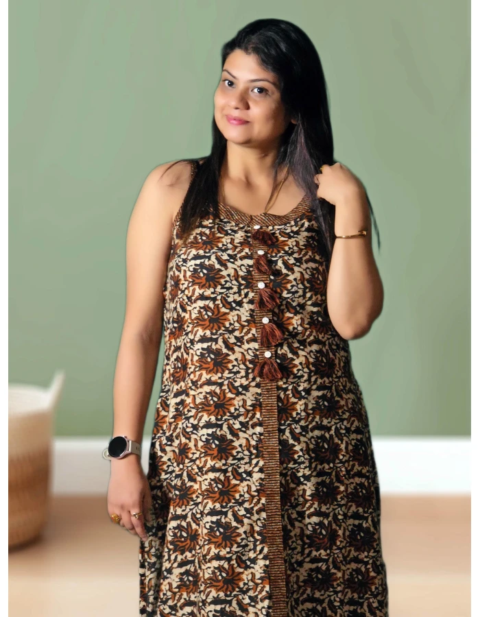 A model wearing Cotton Sleeveless Long Kurti For Women A model wearing Cotton Sleeveless Long Kurti For Women